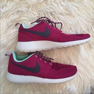 Nike roshe tennis shoes